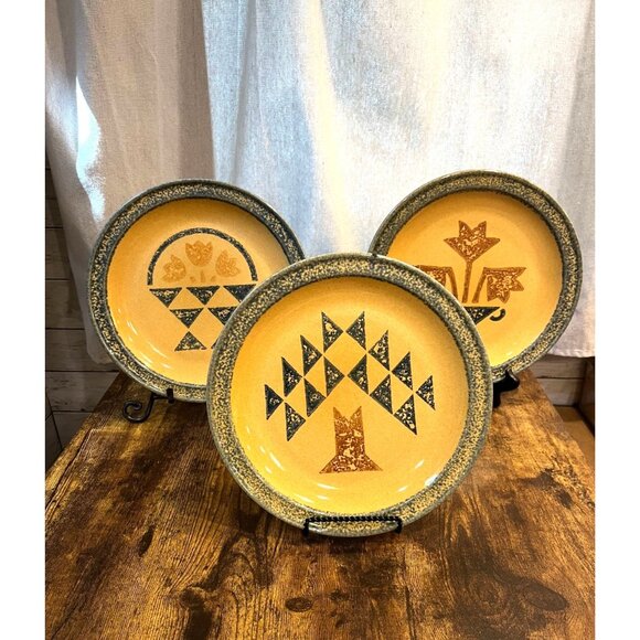 Set Of 3 Pfaltzgraff Vintage American Folk Art Pattern Plates 10 Inch Tan & Blue - Picture 1 of 9